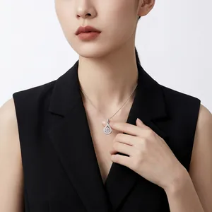 Elegante collana in argento S925 con pendente in moissanite indossata da una modella.