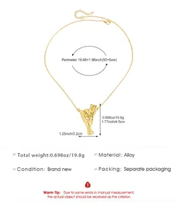 Vista dettagliata delle dimensioni di una collana con ciondolo a bouquet dorato