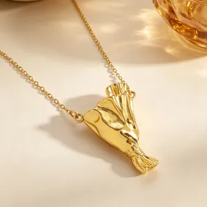 Primo piano dettagliato che mostra la trama di un unico ciondolo a forma di vaso d'oro