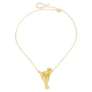 Dettaglio di una collana dorata con ciondolo a bouquet unico per l'inserimento di fiori