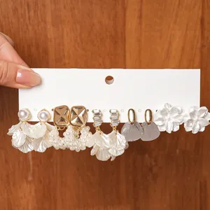 6er-Set elegante Perlen- und Blumenohrringe in Gold- und Silbertönen