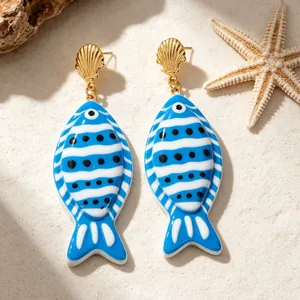Boucles d'oreilles poisson à rayures bleues style océan avec clous coquillage doré.