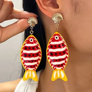 Boucles d'oreilles pendantes poissons tropicaux colorés avec clous en forme de coquillage