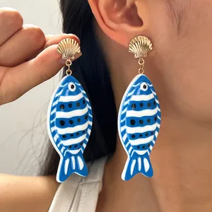 Boucles d'oreilles pendantes poisson tropical à rayures bleues et blanches style océan