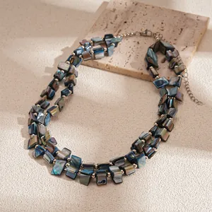 Elegante collana a due fili con frammenti di conchiglia blu iridescente per donne chic