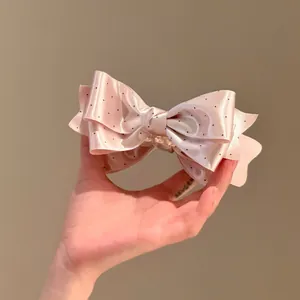 Élégante pince à cheveux coréenne en satin rose avec nœud et motif à pois délicat