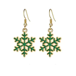 Detailaufnahme der grünen Glitzer-Schneeflocken-Ohrringe mit eleganten goldenen Haken