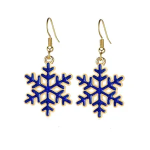 Detailansicht der festlichen blauen Glitzer-Schneeflocken-Ohrringe mit Goldhaken