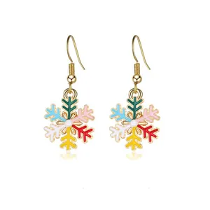 Bunte Emaille-Schneeflocken-Ohrhänger mit goldfarbenen Haken, ideal als Weihnachtsgeschenk