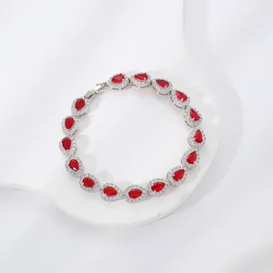 Macro di bracciale in argento con zirconi rossi a goccia e dettagli micro-pave