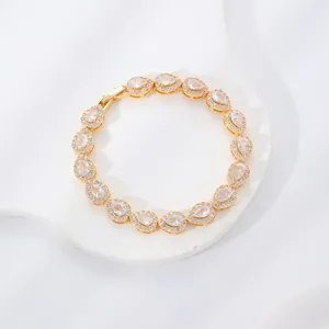 Elegante bracciale placcato oro con zirconi AAA a goccia e incastonatura a pavé