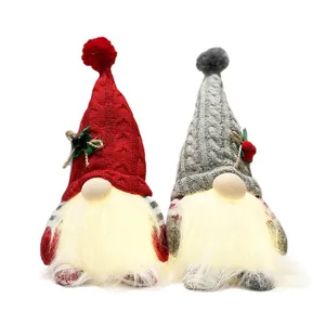 Coppia di gnomi natalizi luminosi con cappelli a maglia e luci LED bianche calde.