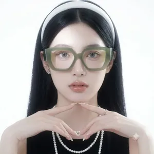 Occhiali anti luce blu retrò verdi oversize indossati da una modella asiatica moderna