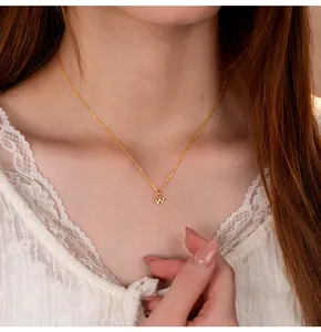 Gros plan d'un collier en argent sterling 925 avec un pendentif lettre 'w' minuscule