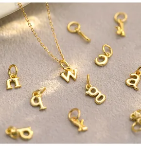 Détail de breloques en lettres minuscules plaquées or polies pour bijoux DIY