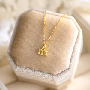 Élégant collier pendentif lettre m minuscule en argent 925 doré sur boîte en velours