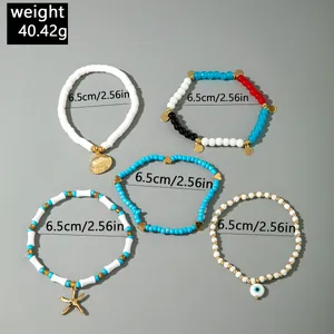 Vista detallada de pulseras de cuentas bohemias coloridas con dijes de estrella