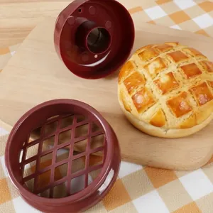 Braunes Donut- und Ananasbrötchenform-Set mit Belüftungsschlitzen für das Backen.