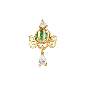 Orecchino a perno a forma di carrozza dorata con zirconi verde smeraldo e goccia elegante