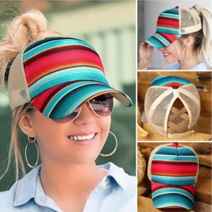 Détail de la casquette de baseball à imprimé serape avec élastique croisé pour queue de cheval.