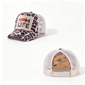 Vues avant et arrière d'une casquette léopard avec ouverture pour queue de cheval et patch.