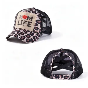 Détail de la casquette léopard pour queue de cheval avec dos en maille croisée