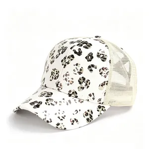 Vue latérale détaillée d'une casquette trucker blanche à imprimé léopard pour femmes
