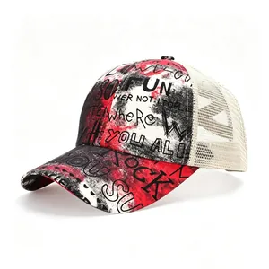 Vue détaillée de la casquette graffiti avec filet respirant et fente pour queue de cheval élastique