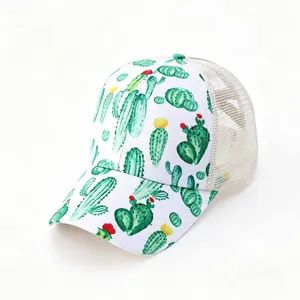 Détail rapproché du motif floral cactus et texture en maille sur casquette trucker blanche