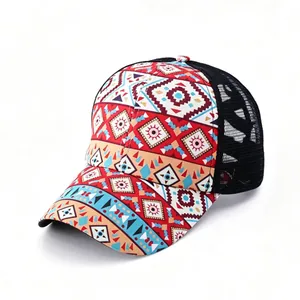 Détail de l'imprimé ethnique et du filet respirant sur la casquette queue de cheval.