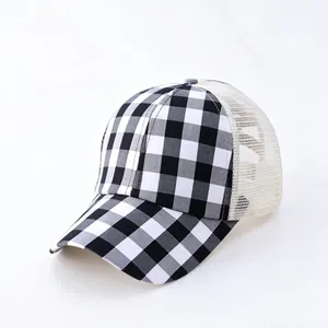 Casquette de baseball à carreaux noirs et blancs pour femmes avec maille et trou queue de cheval