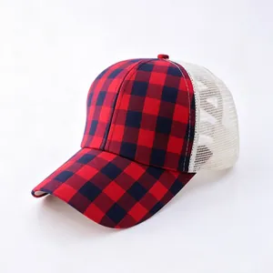 Gros plan d'une casquette de camionneur à carreaux rouges et noirs avec filet blanc