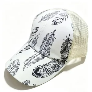 Gros plan d'une casquette blanche avec imprimés plumes et filet respirant