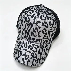 Vue détaillée de l'imprimé léopard à paillettes argentées et du filet sur cette casquette