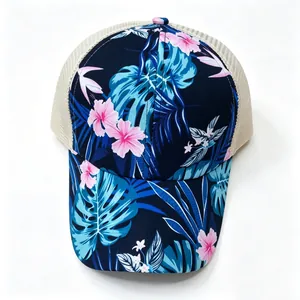 Détail de la casquette trucker à fleurs pour femme avec filet et visière de protection solaire.