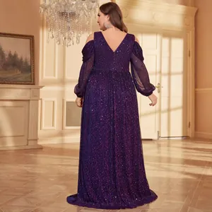 Elegante paarse avondjurk met pailletten in grote maten met blote schouders en V-rug ontwerp