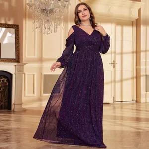 Elegante paarse avondjurk met pailletten in grote maten en koude schouder mouwen.