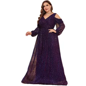 Elegante paarse avondjurk met pailletten in grote maten, blote schouders en lange mouwen