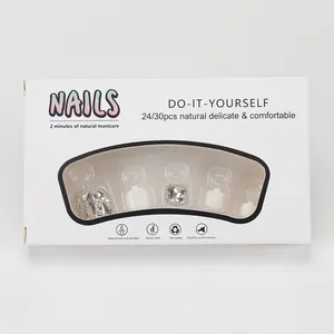 Détails de faux ongles de pieds à strass blancs et argentés en emballage cadeau