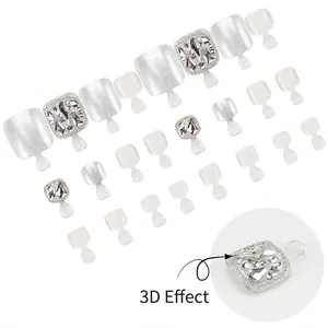 Gros plan d'ongles de pied à presser argentés avec un design de strass 3D détaillé