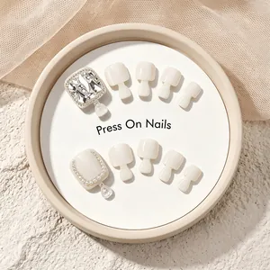 Élégant ensemble d'ongles de pieds à presser blancs avec strass et perles brillants