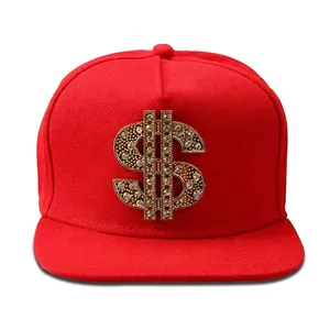 Gros plan sur la casquette hip-hop rouge avec un grand signe dollar orné de strass.