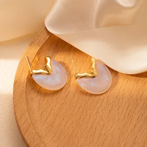 Eleganti orecchini retrò in acciaio inossidabile con goccia in resina bianco perlato e oro