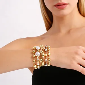 Stapelbare 18k vergoldete Armbänder mit Barock-Herzperlen und polierten Kupferperlen