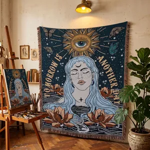 Vue détaillée d'une tapisserie bohème avec motif soleil dans un studio d'artiste