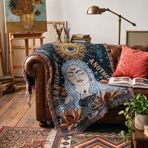 Vue détaillée d'une couverture tissée bohème avec motif céleste sur un canapé en cuir