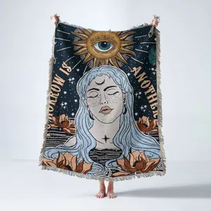 Vue détaillée d'une couverture tissée bohème avec un motif mystique de soleil et femme