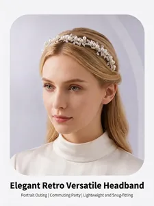 Serre-tête de mariée élégant avec perles et feuilles de strass porté par un mannequin