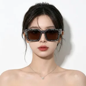 Lunettes de soleil punk rectangulaires avec strass scintillants portées par modèle