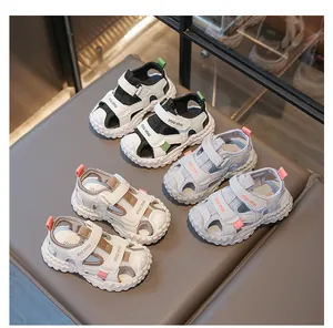 Dettaglio di sandali per bambini in rete traspirante con suole morbide e chiusura a strappo.